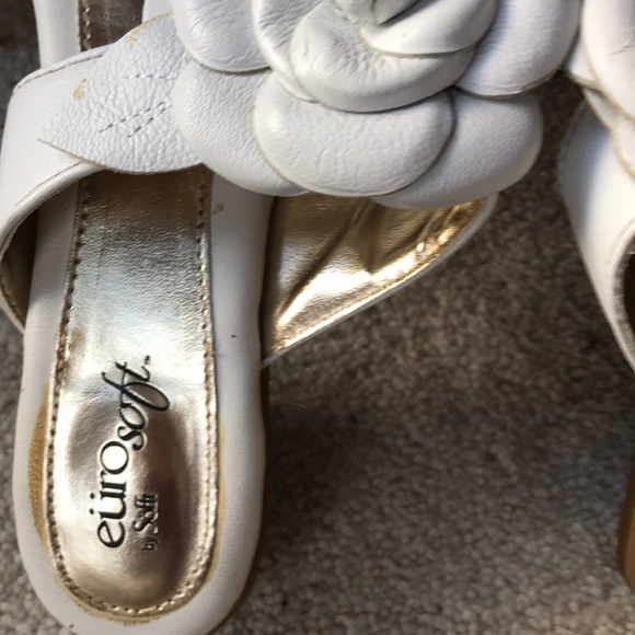 Very pretty pair of white euro soft slip on sandal - Picture 3 of 5